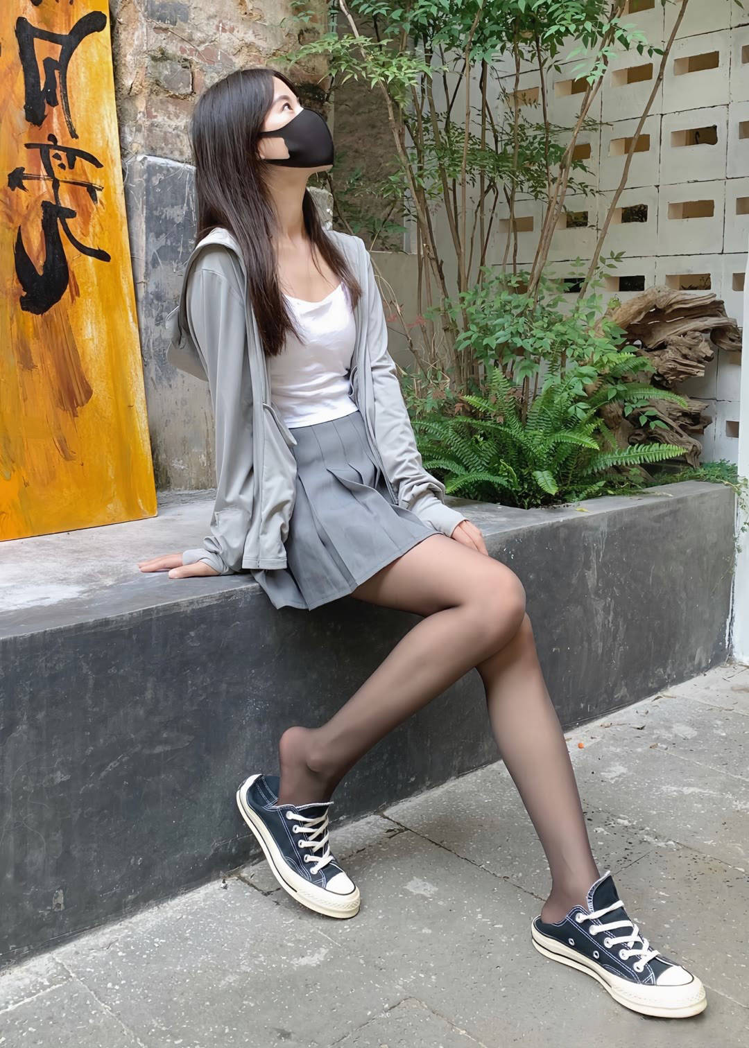 脚上,她穿着一双经典的黑色帆布鞋,增加了整个装扮的休闲感.