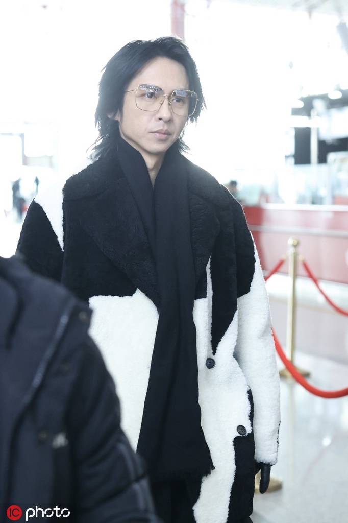 张淇北京出发 黑白拼色毛绒外套时尚帅气_黑豹乐队_音乐_中国