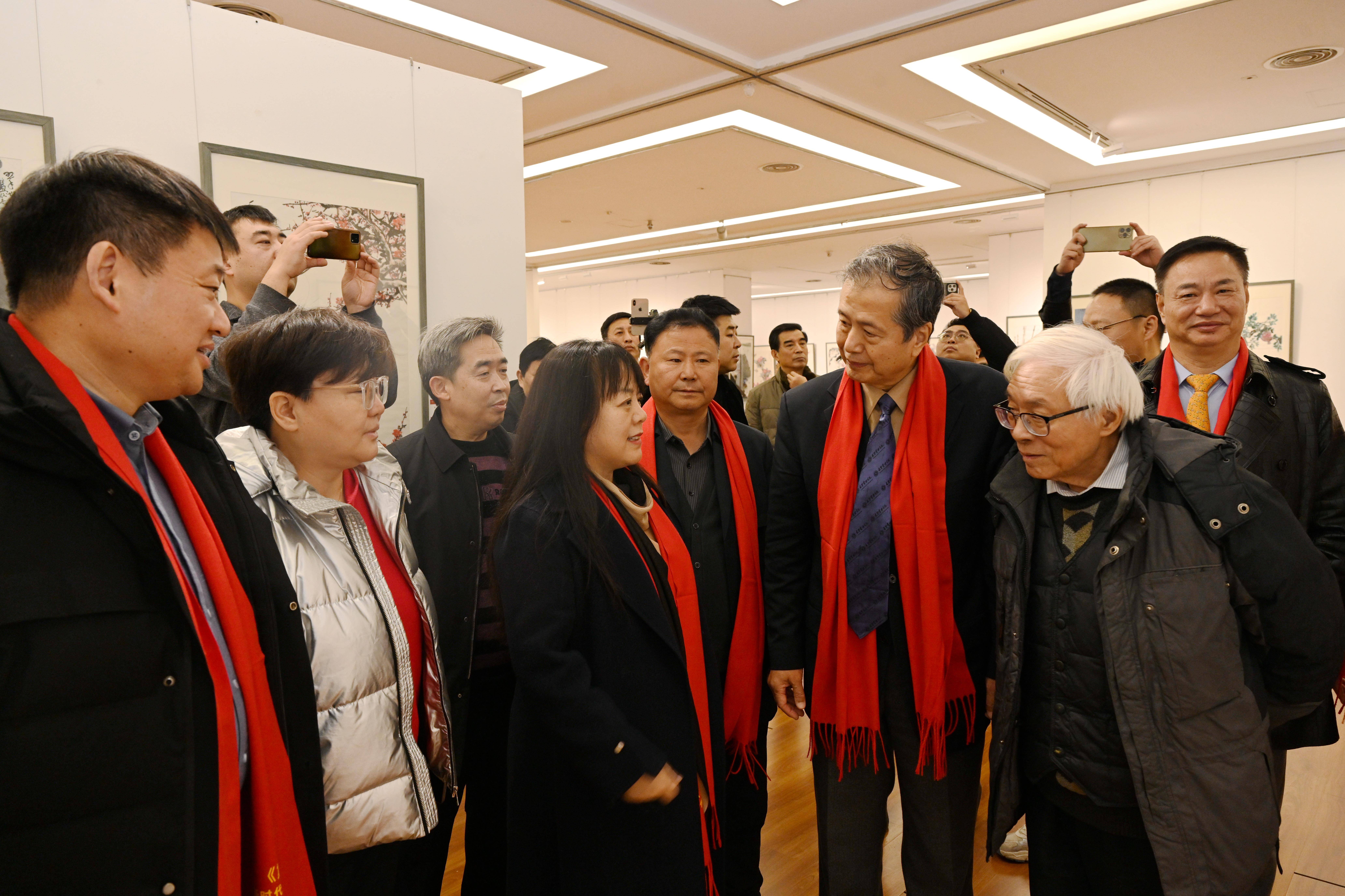 参观书画展