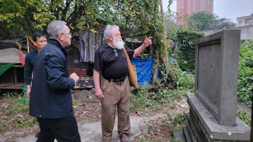 苏学会理事王圣阳,蓝明等陪同下,详细考察了儋州市东坡书院,桄榔庵,东