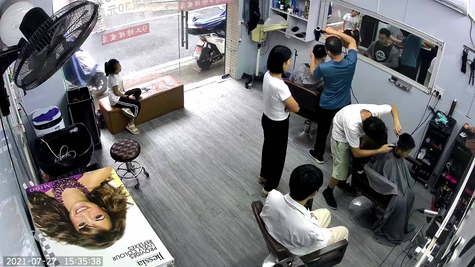 技术|零基础学美发去美发学校还是美发店