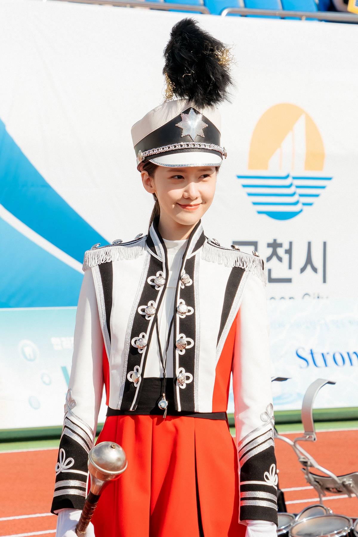 在这场戏中,身穿制服的林允儿的女神外貌和充满魄力的样子引发了热议.