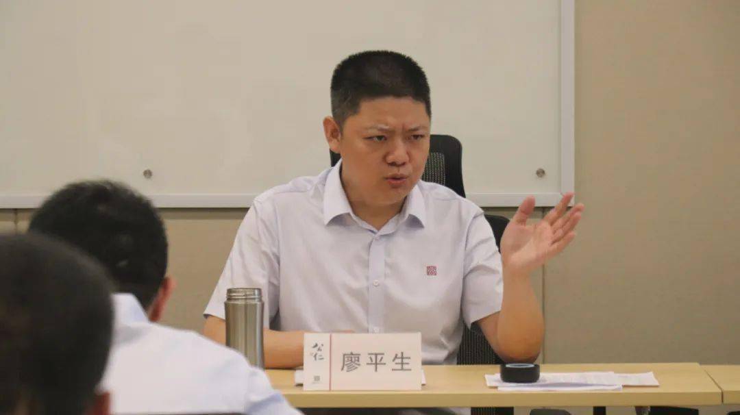 廖平生指出,律所的每位律师都是赣州法治的一张名片,注意工作和生活