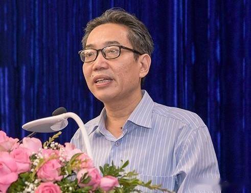 负责对官员财产进出监督的越南监察法制部门部长丁文明跟越南媒体进行