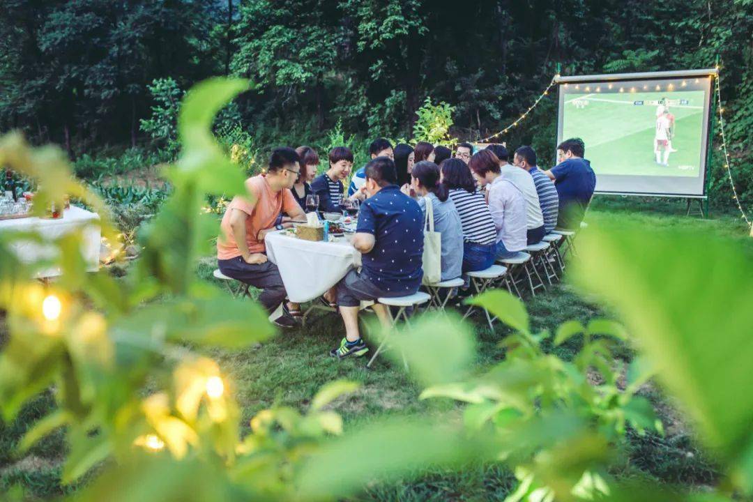 晨起磨豆浆,午后深山徒步,梯田焖饭,晚间草坪上一场星空露天电影,是不