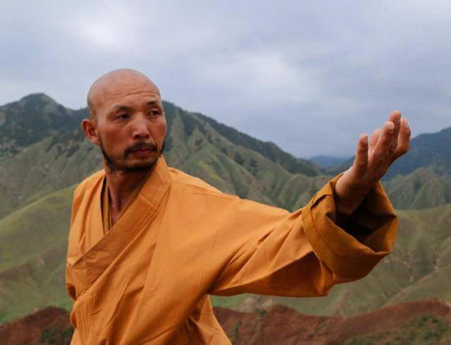 释延觉曾经在少林寺出家,目前在老家甘肃传播武术文化并且开馆教学.