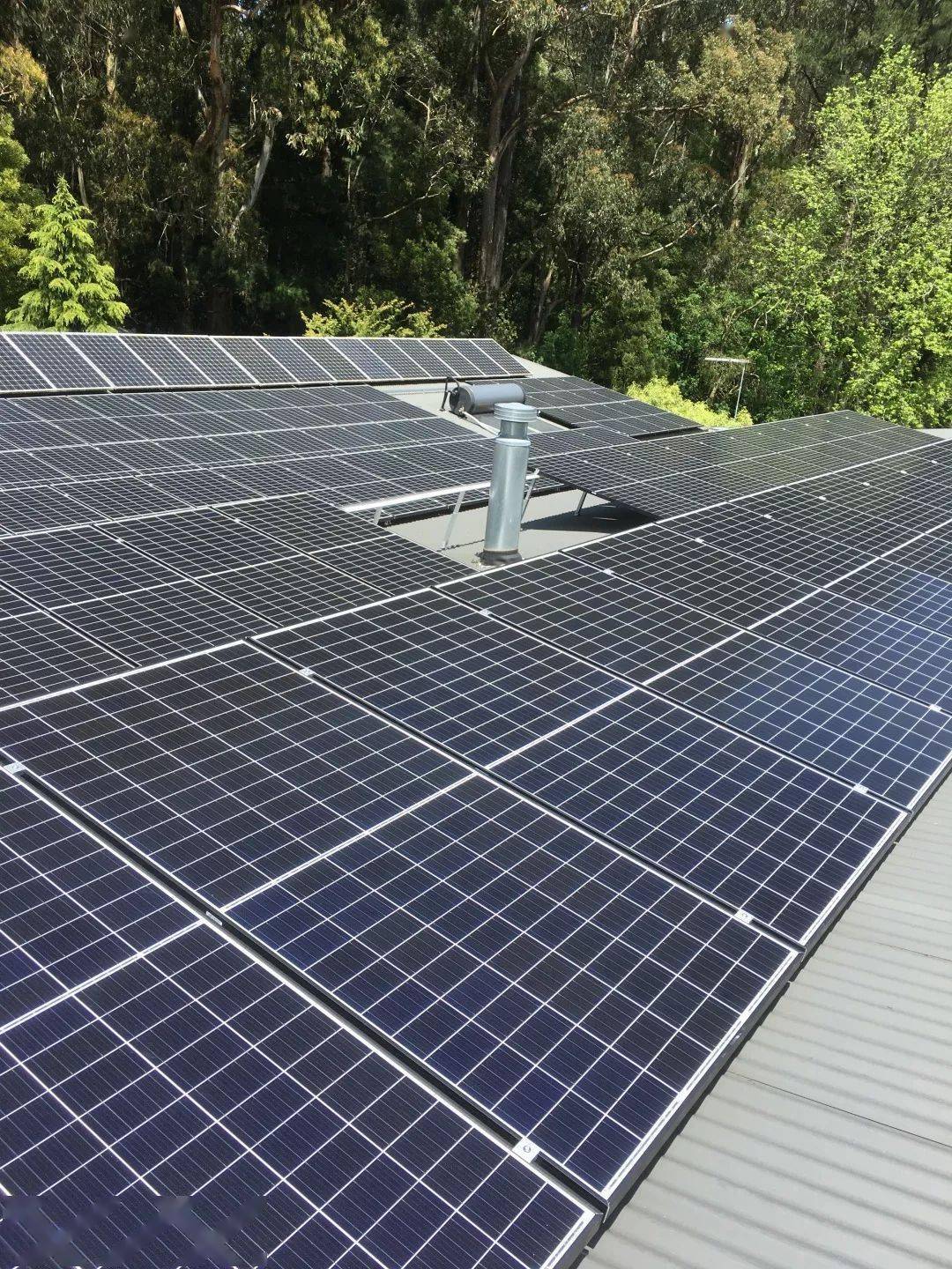 aus solar同时拥有现代化的大型仓库囤货充足