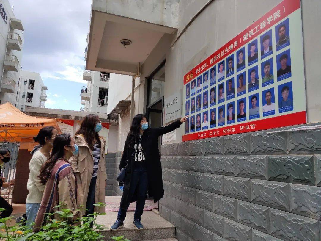 校团委组织开展学生党员团员11志愿服务进社区活动