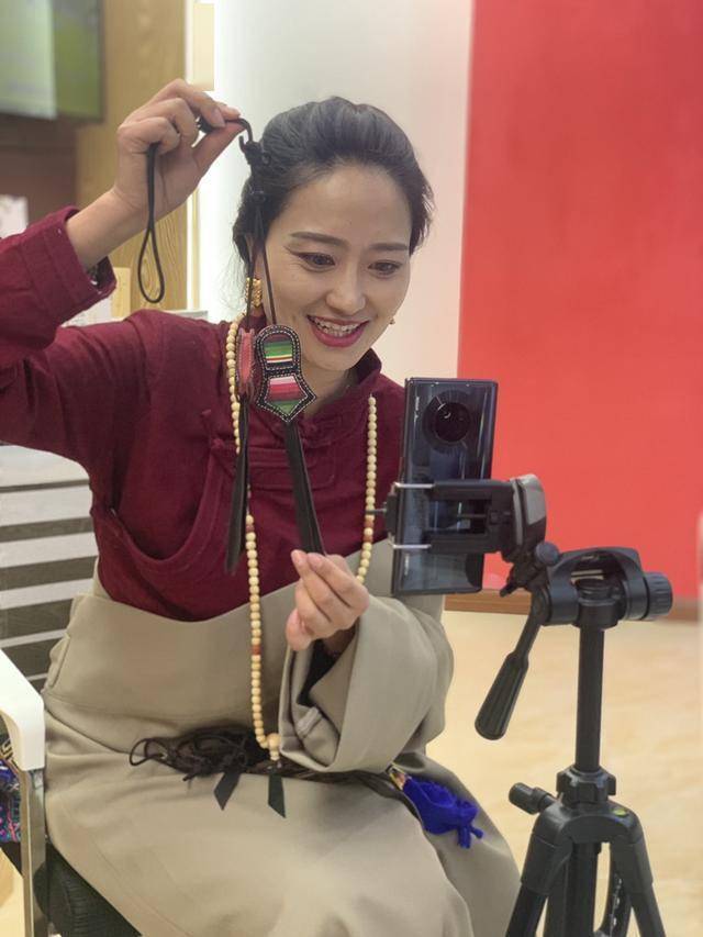 在服务中心的未来生活体验区,我们看到了泽仁翁姆在直播间为藏族传统