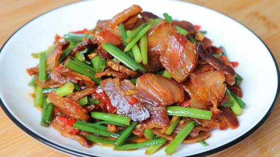 韭菜花炒腊肉最好吃的做法营养美味特下饭一上桌就抢光了