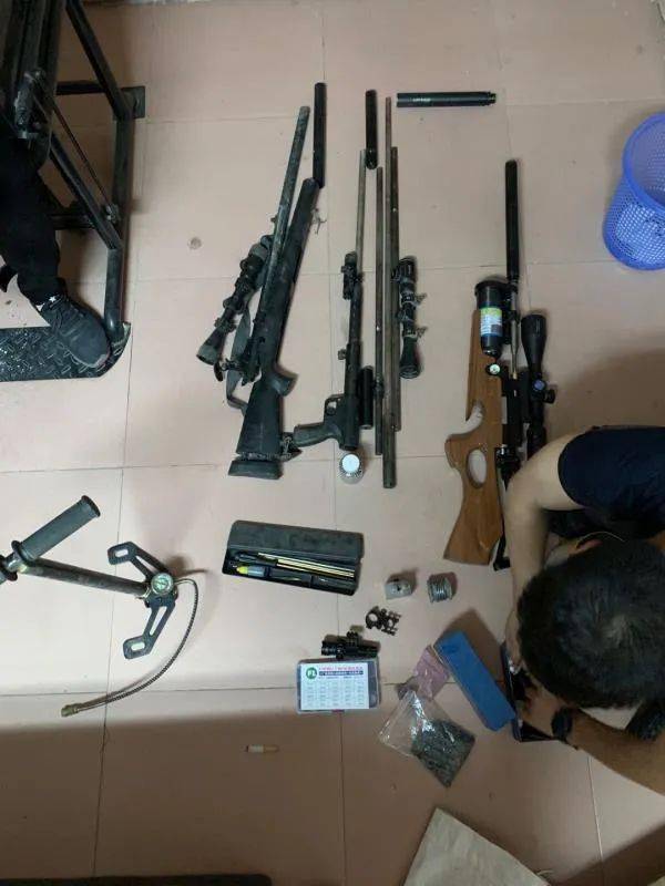 震惊于都靖石乡一居民在家里制造枪支
