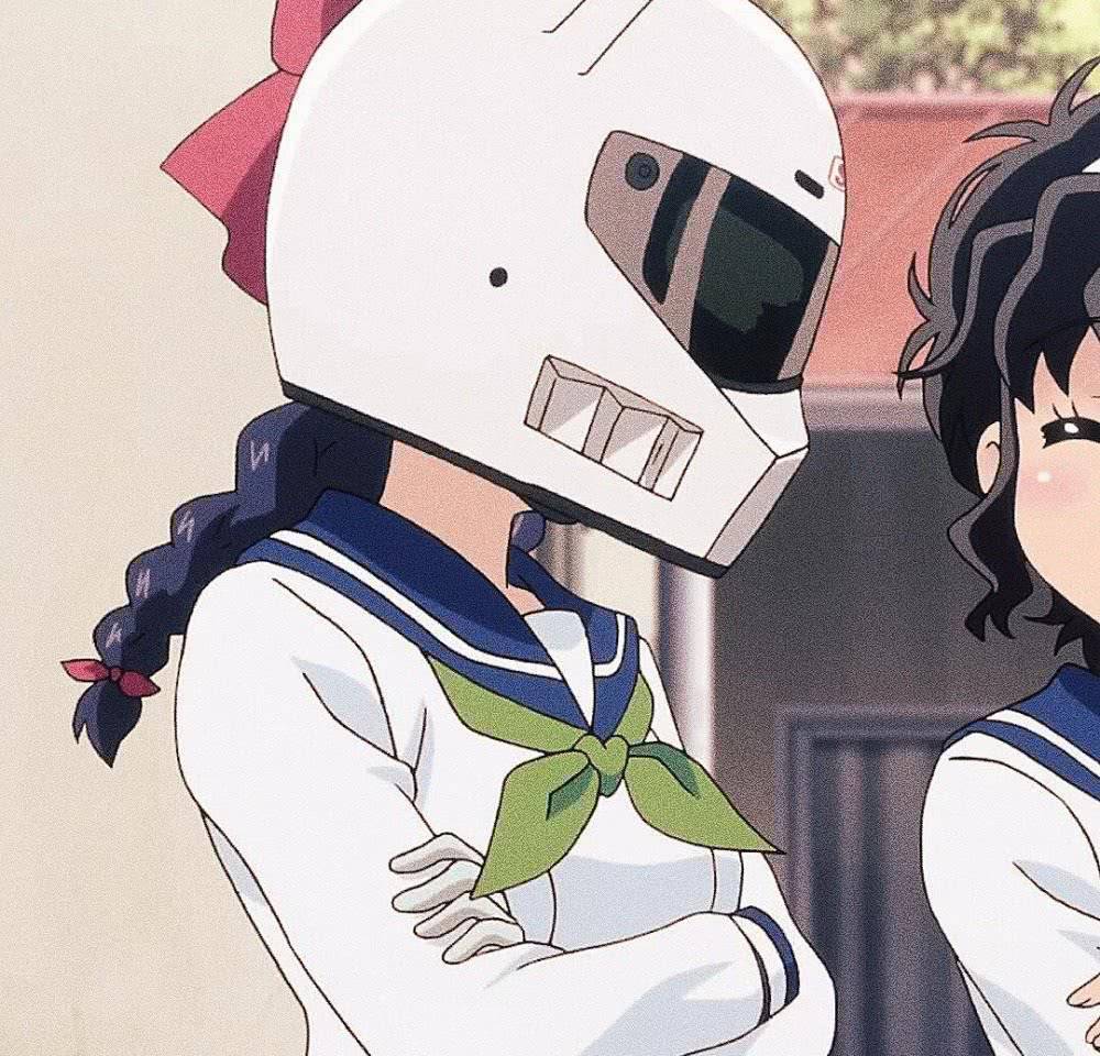 戴头盔的小姐姐头像