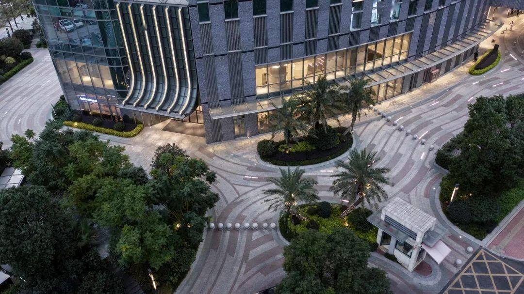 北侧酒店主入口区:酒店车流,消防车道,商业人流,合理的流线布局