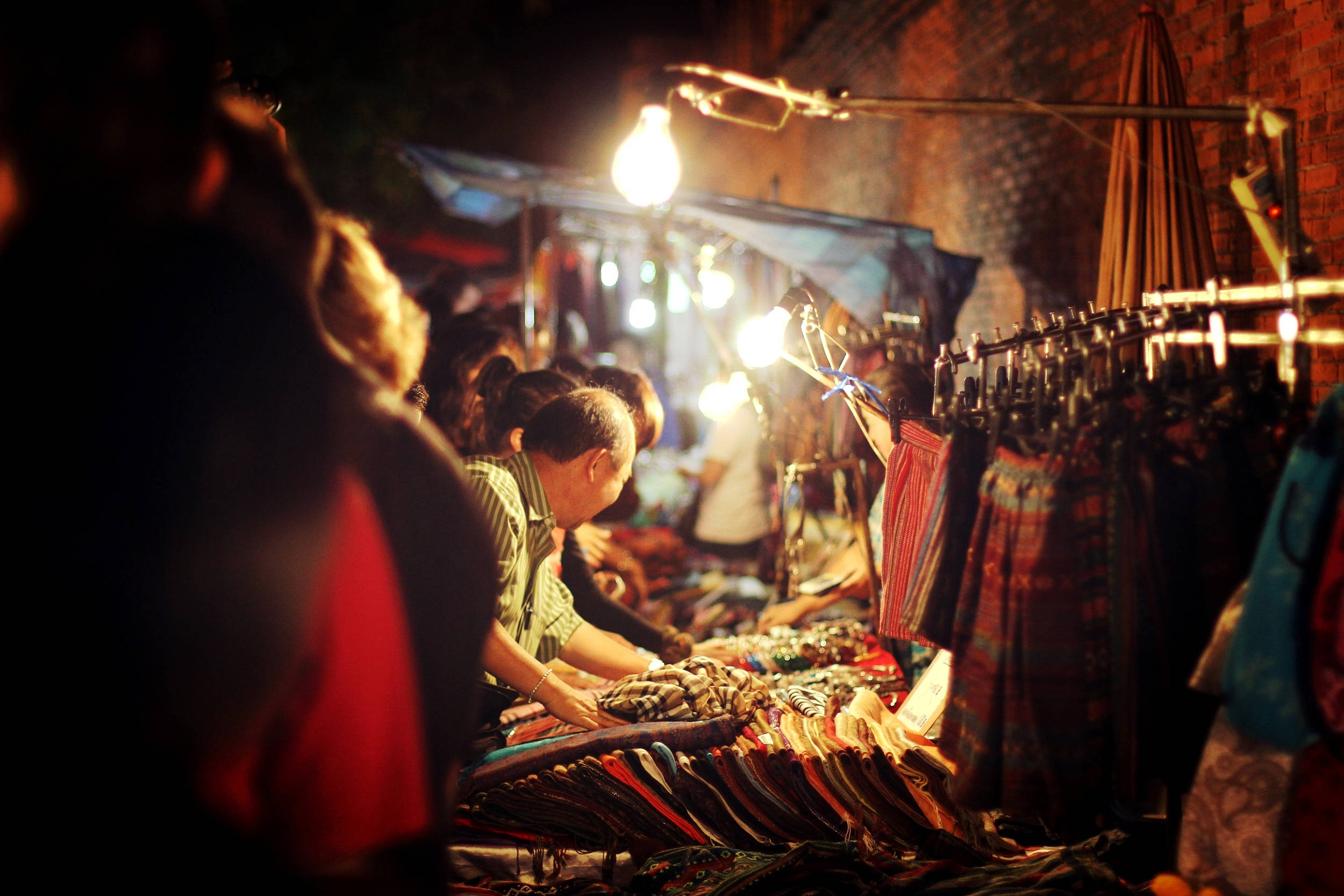 这些百亿富豪也曾摆地摊