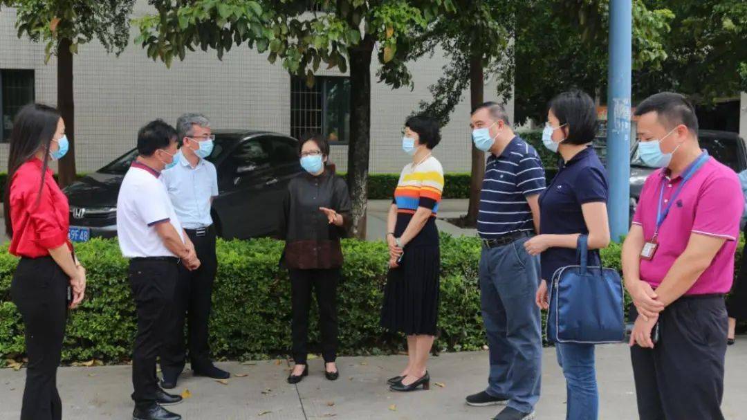 学生返校第一天的上午,由南海区冼富兰副区长带队,南海区政府,区人社