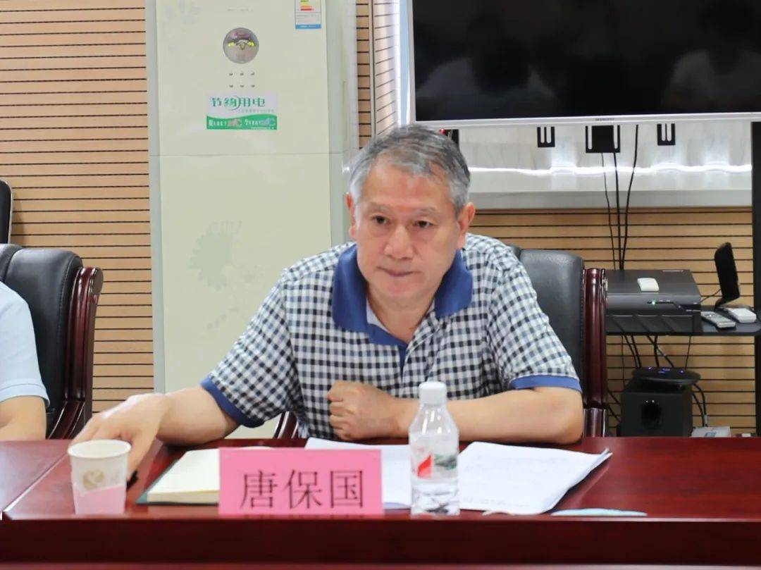 在调研座谈会上,青秀区政府副区长孙凯向调研组汇报了城区义务教育