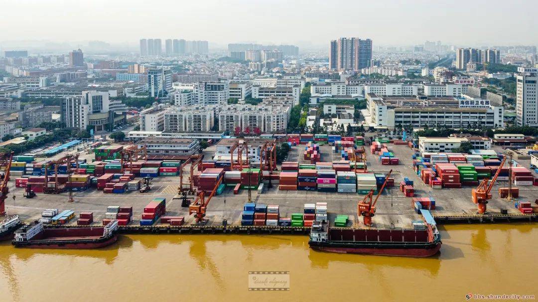 容桂经济发展对外窗口—容奇港集装箱码头(摄/顺德城市网网友"雕刻