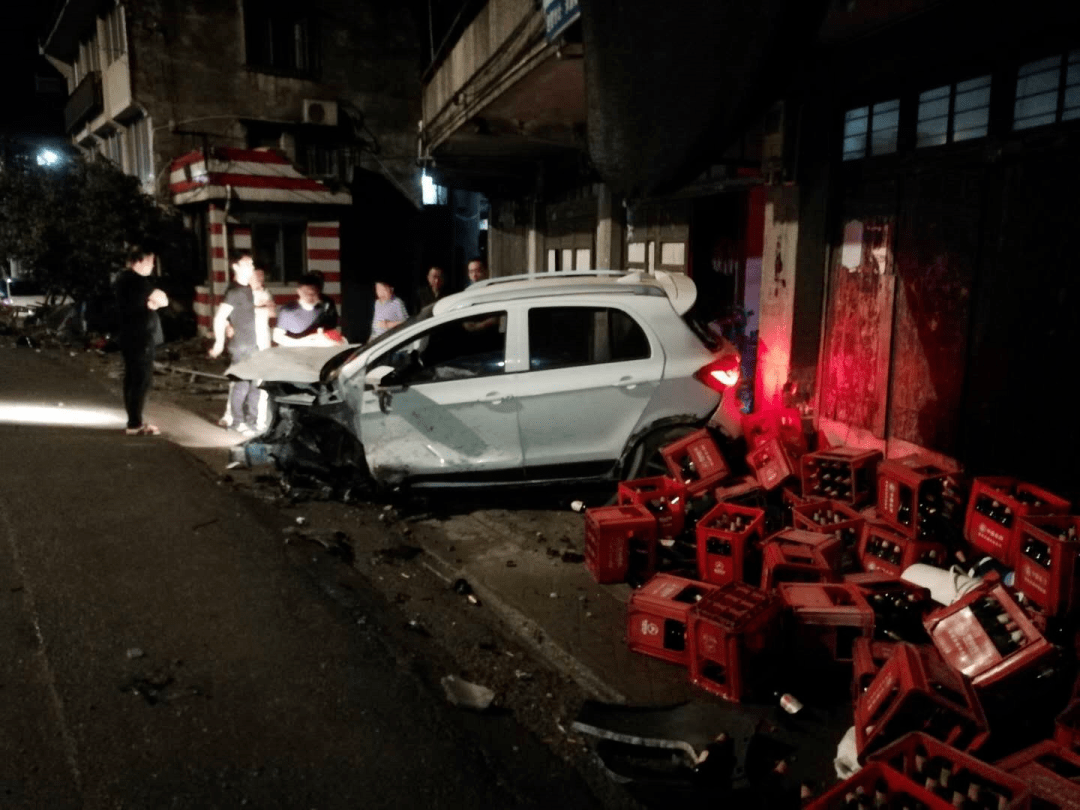 温州恐怖车祸连撞4间民房一片狼藉