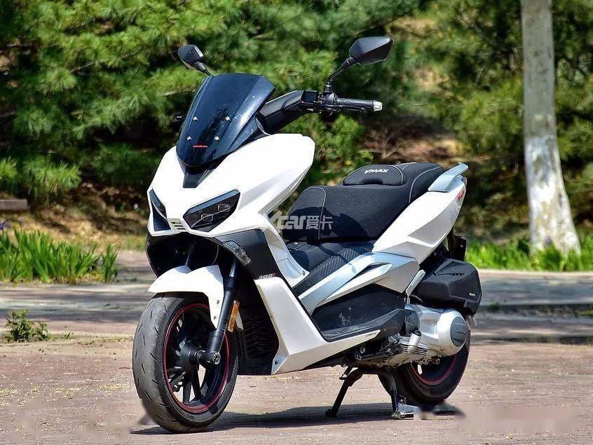 尤其是对于250-300cc的踏板车而言更是明显,但如今龙嘉推出vmaxie 300