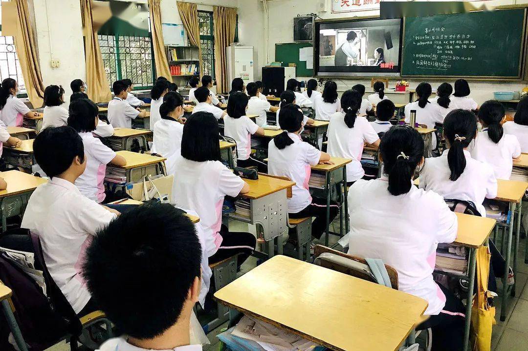 北滘镇微行种德系列活动之莘村中学开展同上一堂班会课74向榜样学习