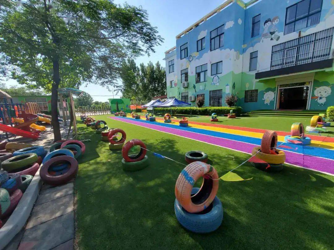 济阳区银都花园幼儿园  别出心裁,利用彩色轮胎隔开一米距离,趣味