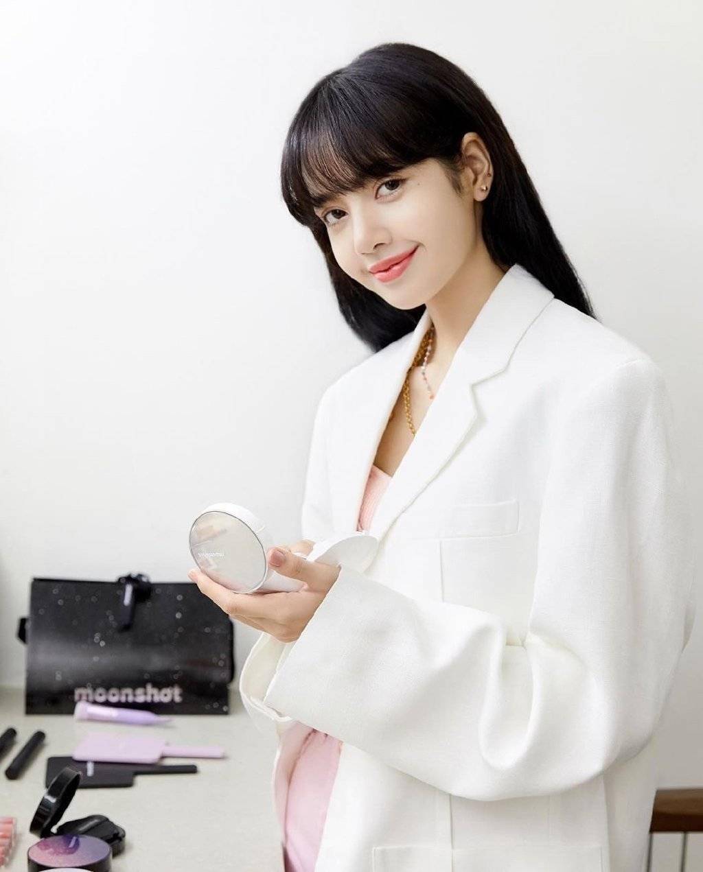 lisa最新广告广告宣传图公开,白西装帅气不失甜美