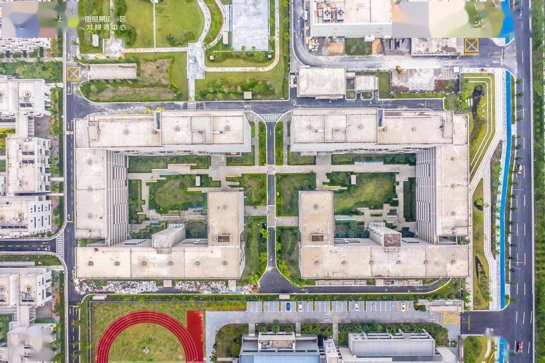 10号地块馨雅铭苑项目西邻白薇路,南临橄榄路,北邻方竹路,东至茉莉路.