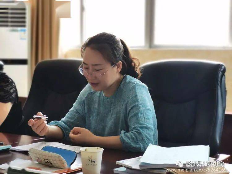 丁飞英主任听取了四年级柯颖萍老师的数学课《鸡兔同笼》.