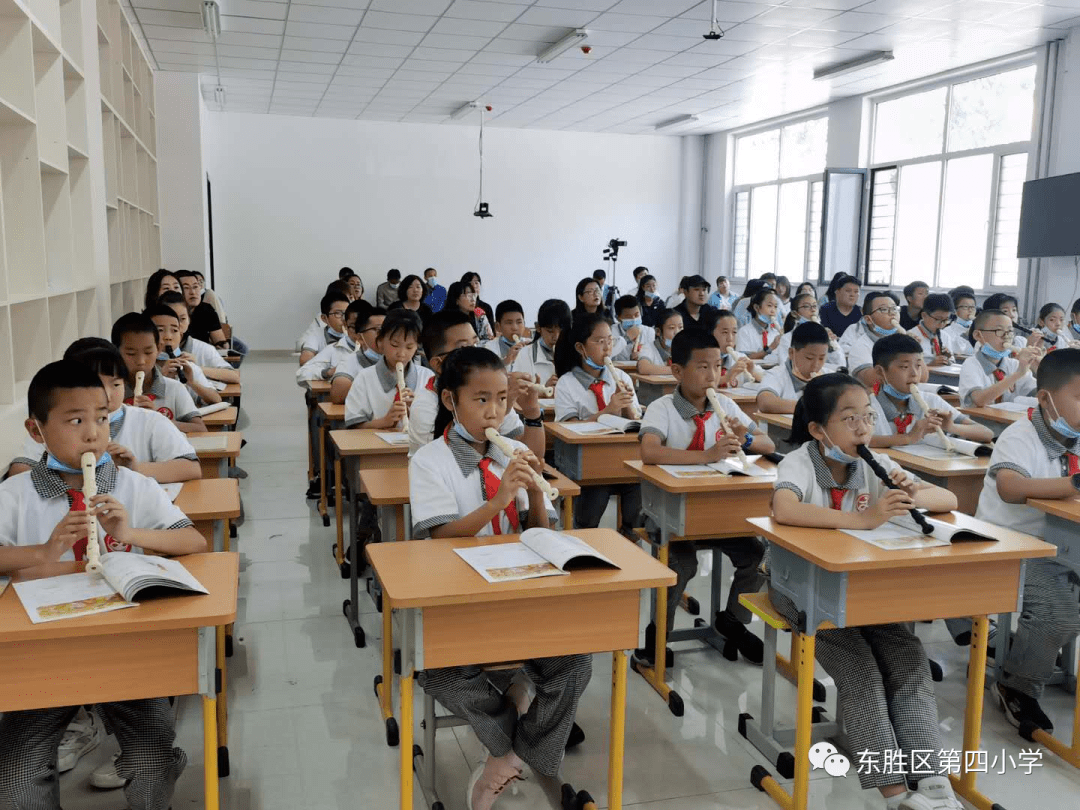 书香四小 教师风采---东胜区第四小学举行骨干教师培养讲课活动(音乐)