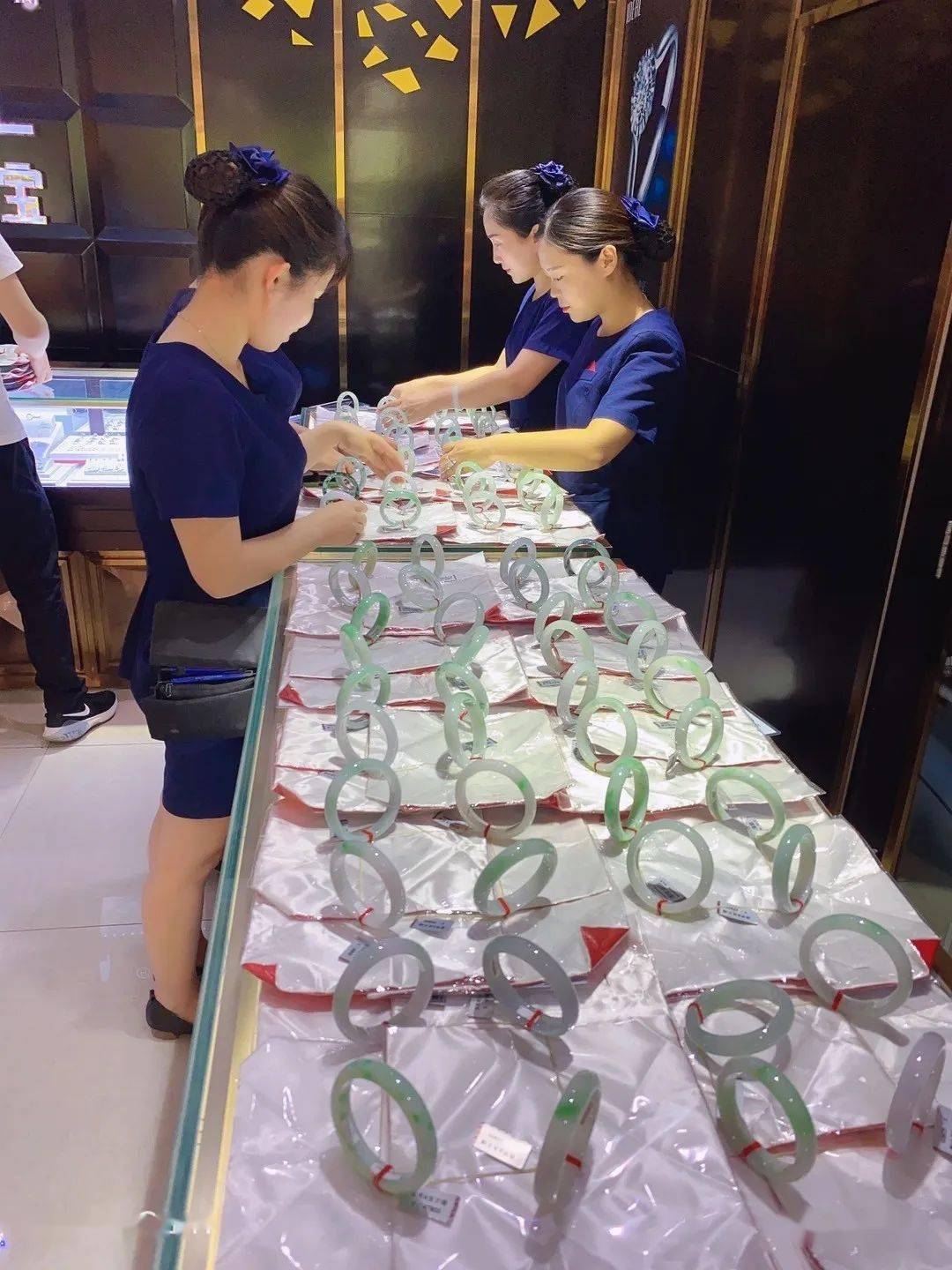 彩金硬金升级其他有福利!翡翠手镯巡展最后两天!巴厘岛大厦金店旗舰店
