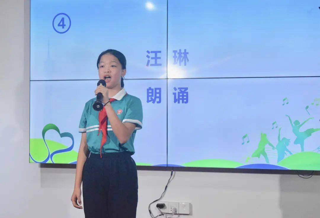 海珠区南燕小学学生李佩璇带来朗诵表演.南武小学学生李一带来演讲.