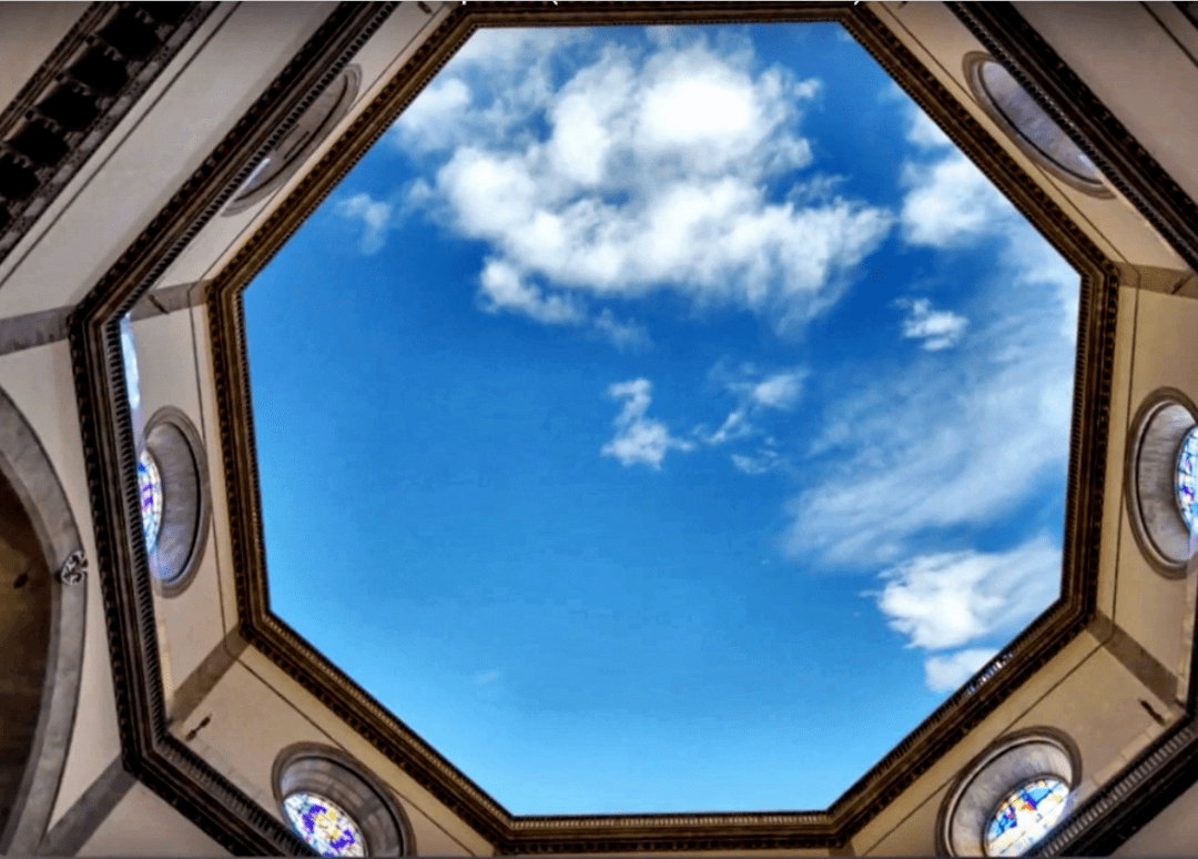 这座已经兴建了一百多年的华丽大教堂,却还是尴尬地大开天窗,空空的没