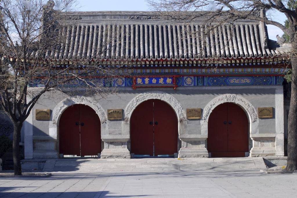 建在西山耶律楚材坟墓旁的祠堂也是如此.