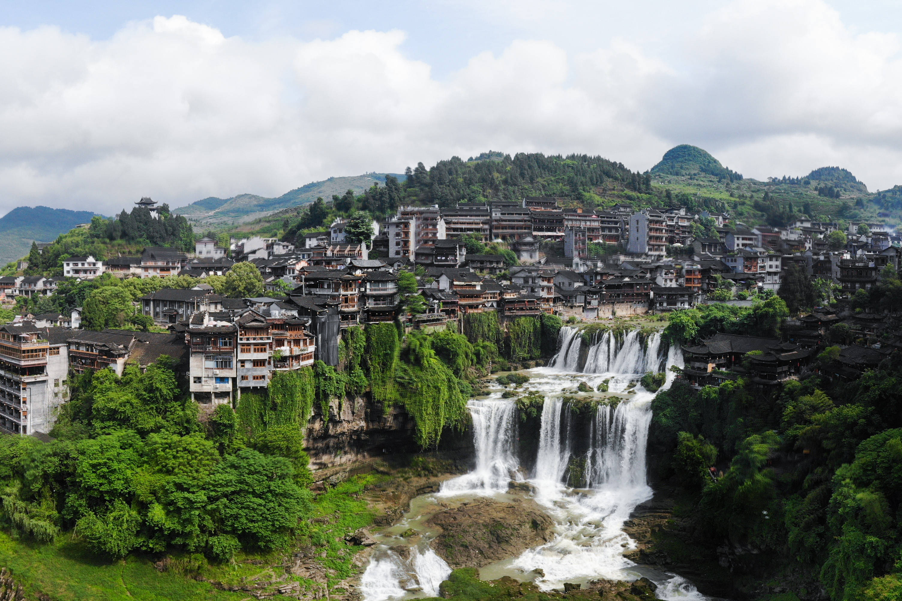 游客在湖南省永顺县芙蓉镇内游玩(2020年5月15日摄).