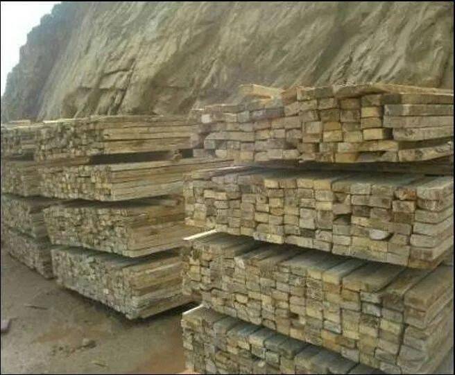 木模板在施工之前堆放缺少必要的成品保护,使用时有腐蚀现象从而影响