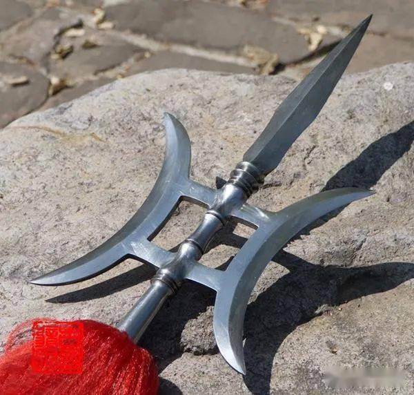 棍为兵器鼻祖,是最原始的武器,一个不会武功的人也能随心所欲地使用