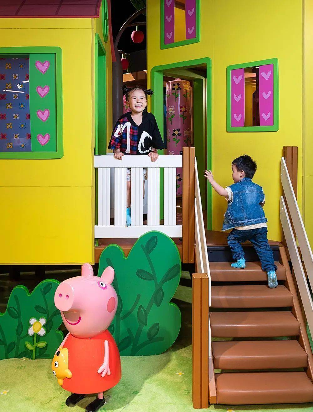 世界 从荧幕中搬到了现实 乐园里还有提供精美点心的露营餐车 小剧场