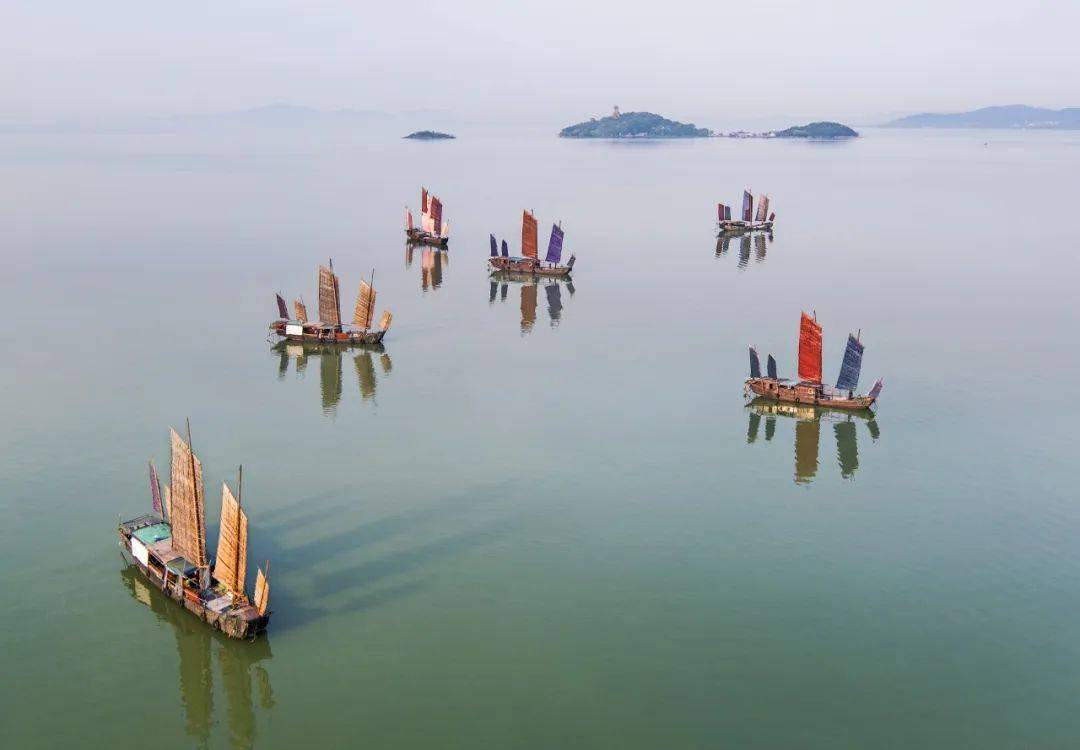 阅尽山水美景乘七桅罛船亦可泛舟湖上望蠡湖,溪水涟漪望太湖,烟波浩淼