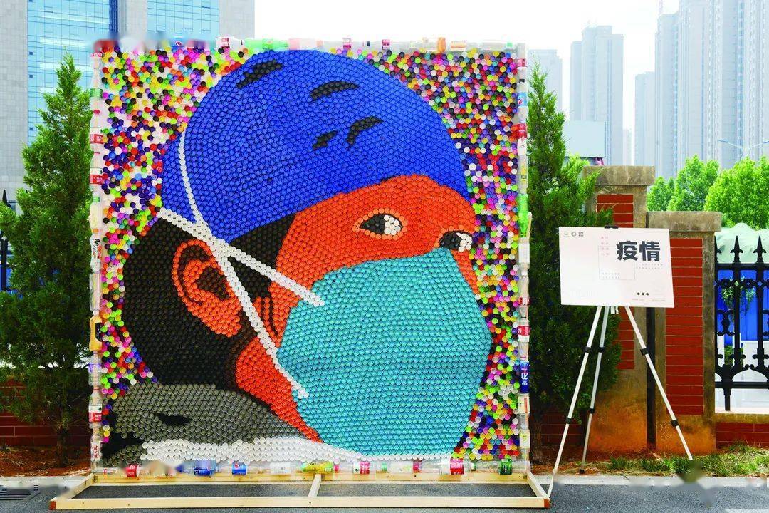 推荐|男子花20小时用200盒订书钉垒出重庆市貌 网友：3D城市名不虚传