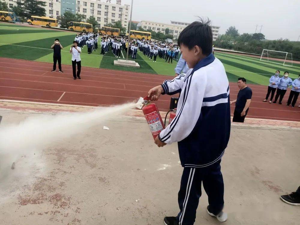 新时代文明实践黄墩镇初级中学举行校车安全演练活动