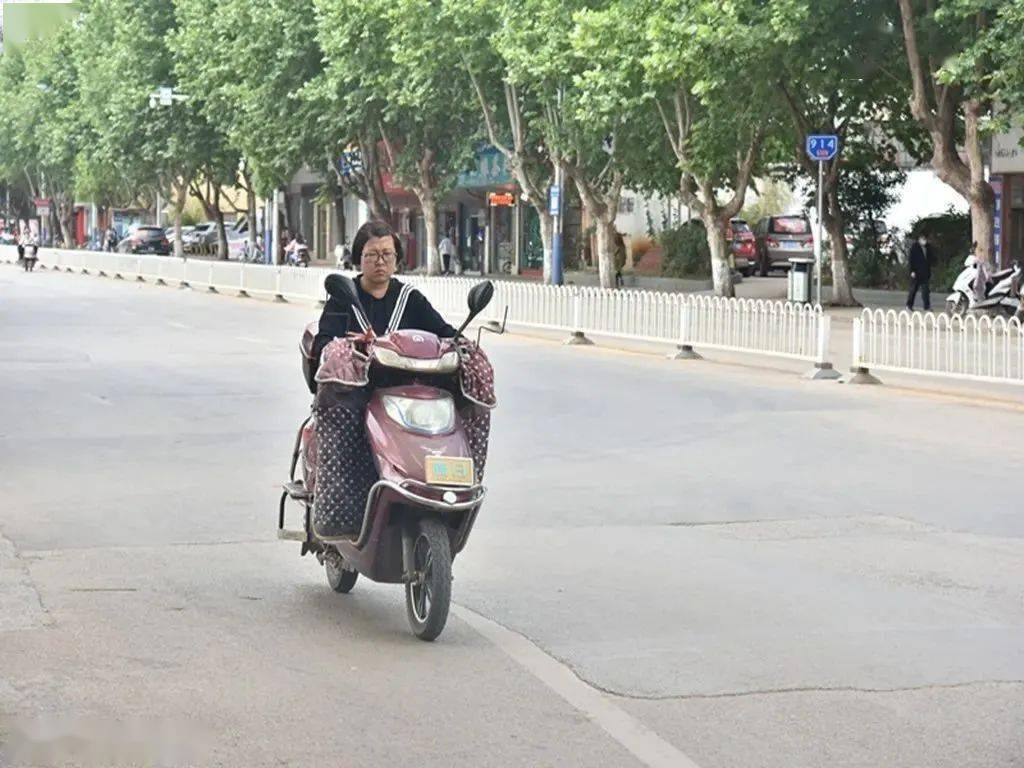 宣威這些騎乘摩托未戴頭盔行為被曝光了_電動車