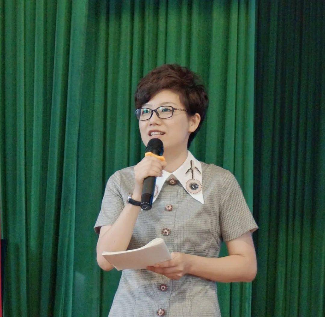 漫步教师心灵点亮教学心灯实验二小教学勇气读书分享会掠影