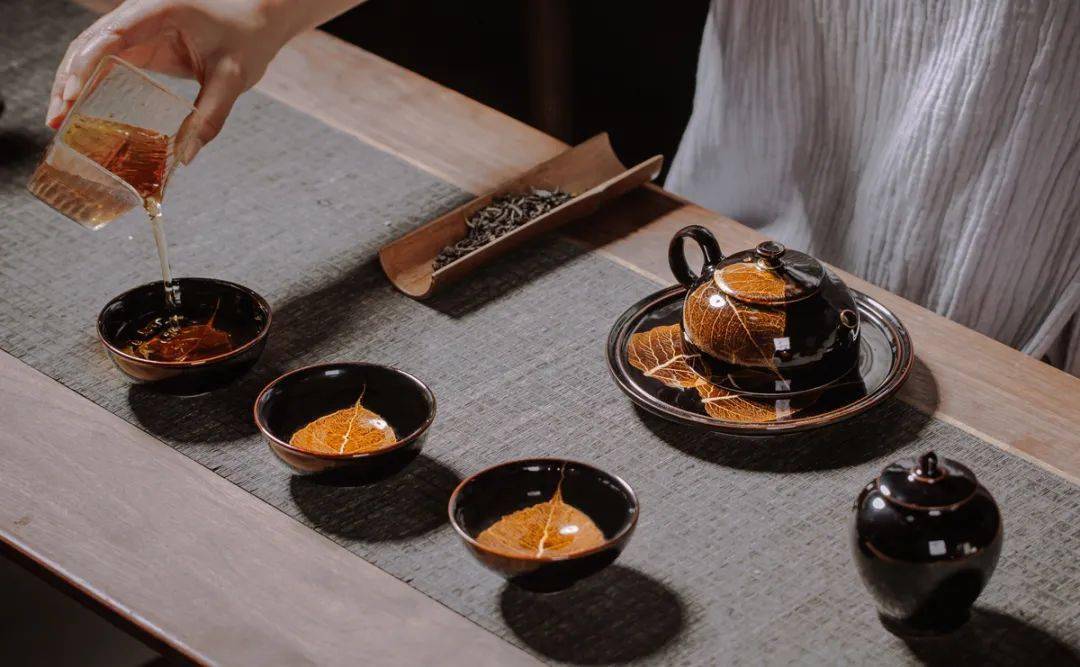 手捧这样的茶器喝茶,每每品饮, 眼前,心中皆让人心生宁静, 茶中有禅意