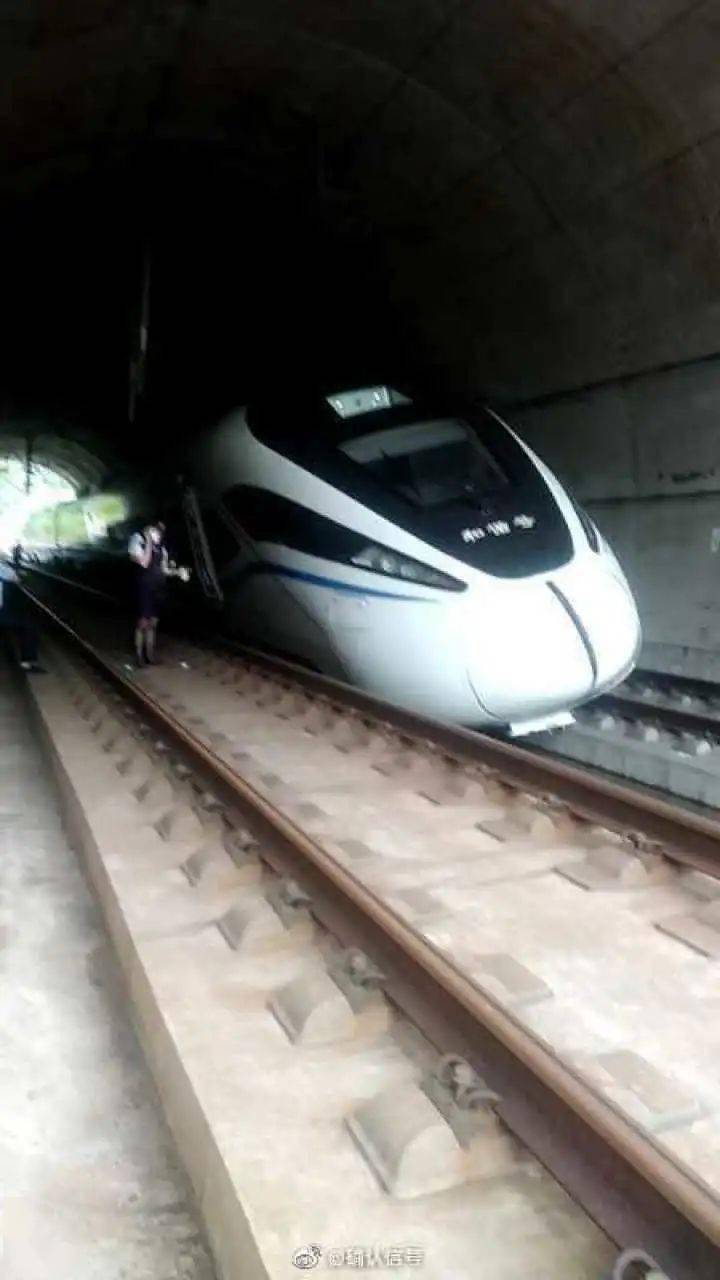 突发一动车组在隧道内出事了