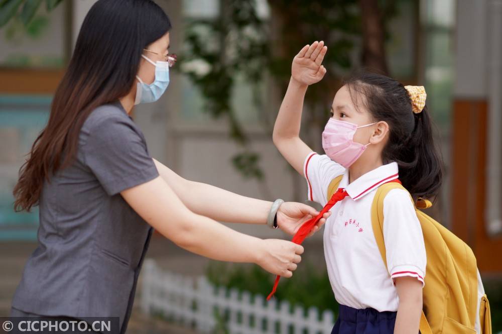 河北省邢台市内丘县新西关小学,两名学生用"碰肘"的方式打招呼