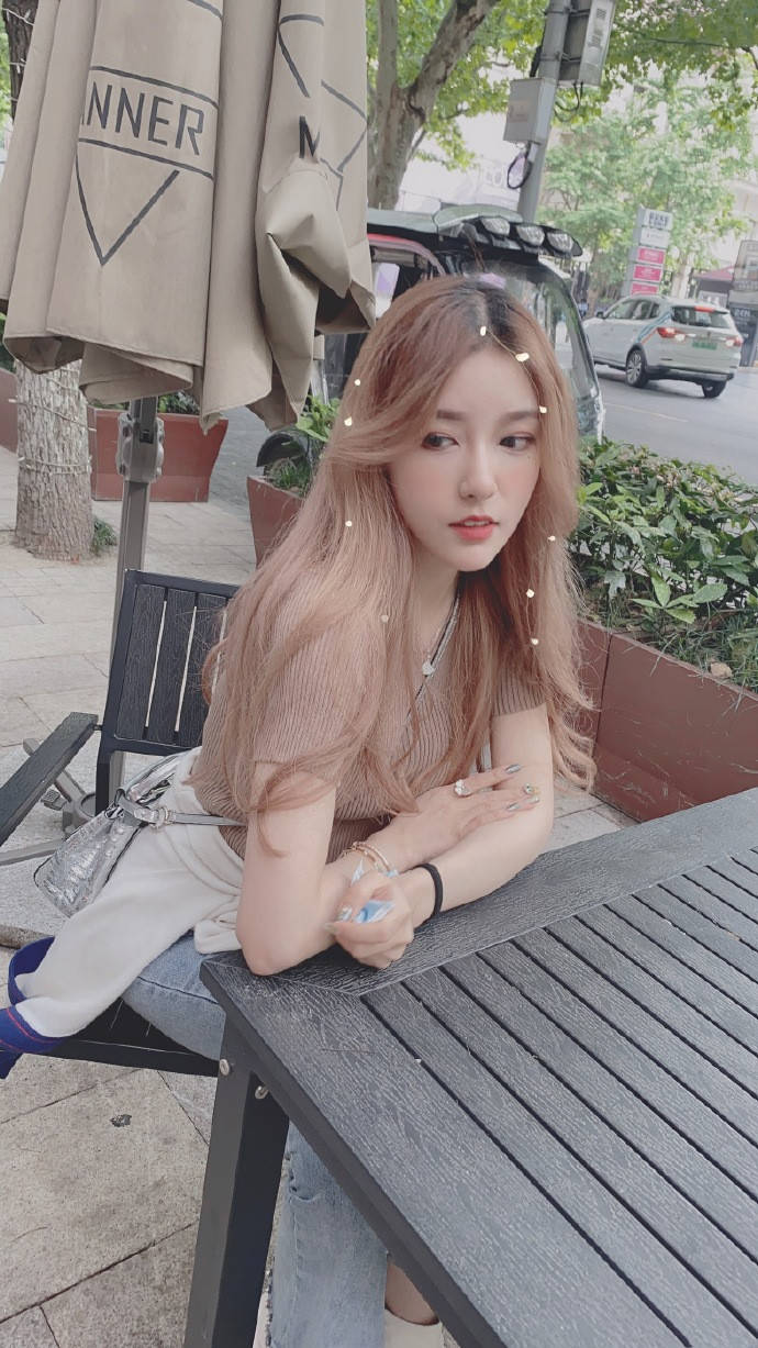 rita换上一身装扮立马变身小清新美少女,整个人都换了一种气质!