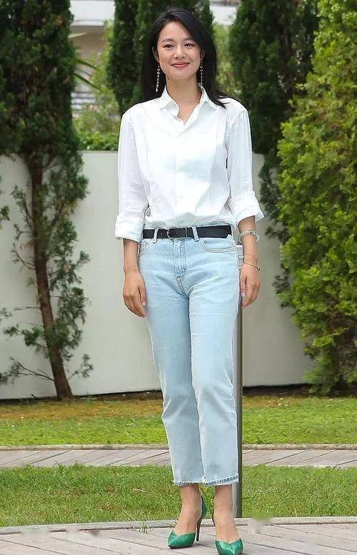 周韵也太自以为是了穿个背心走红毯还穿错了鞋子