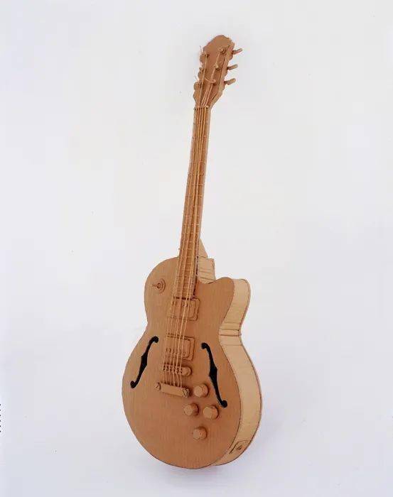 这些瓦楞纸板在大部分人看来只是做纸箱的一次性材料,英国艺术家