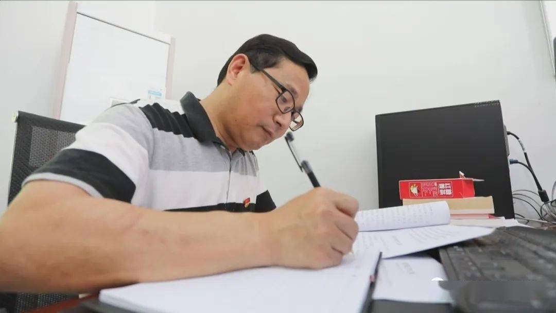 在六安市金寨县古碑镇宋河村,第一书记,扶贫工作队队长汪木森正在