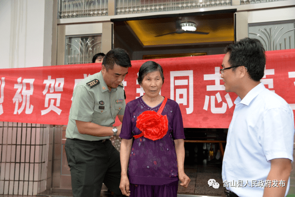 来到林头镇,为在部队荣立二等功的现役军人盛建翔的家人戴上大红花,送